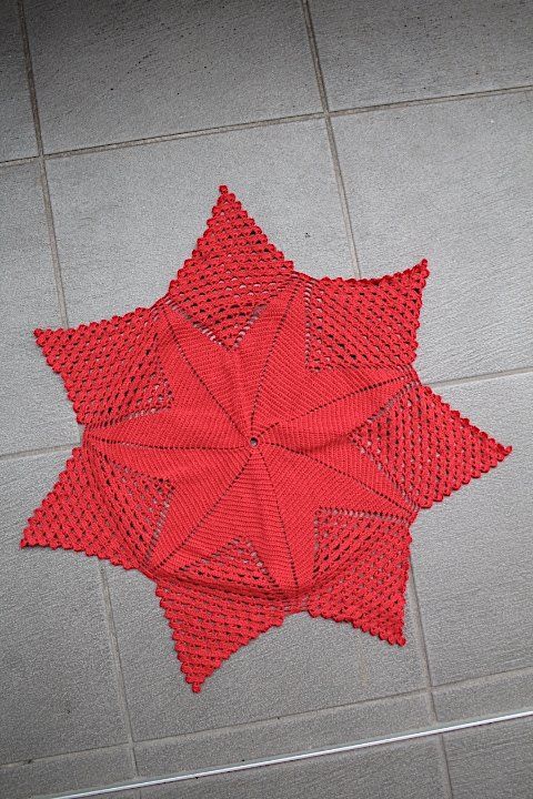 Autre linge de table: Rotes Häkeldecke -Stern .Durchmesser ca. 52 cm – D'occasion à Locarno par fripui 2