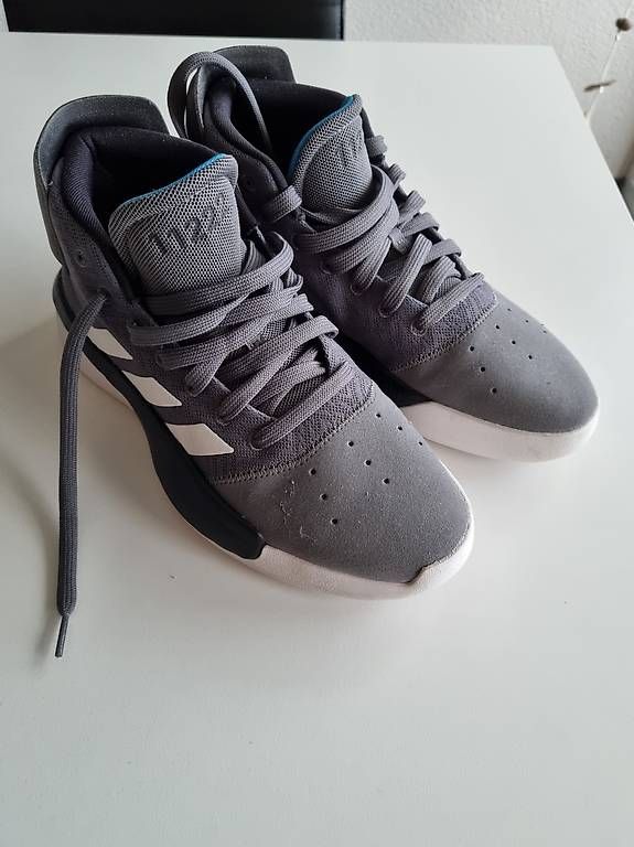 Adidas Herrenschuhe: Gr. 43 1/3 Adidas Sneaker halbhoch – Neu (gemäss Beschreibung) aus Sutz von Dalilea