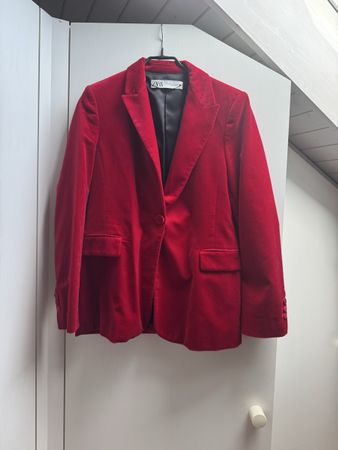 Roter Samtblazer von Zara - ideal für den Herbst!