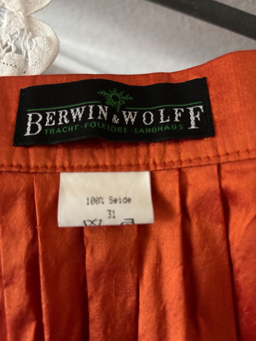 Vestiti: Dirndl Berwin & Wolff 40 Mit Schürze aus Seide und Bluse – Usato da Balsthal venduto da Uroby 4