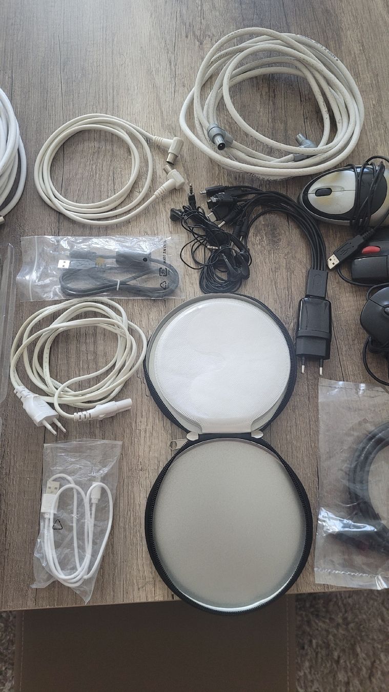 Kabel: Diverse Antennenkabel, verschiedene Ladegeräte, Mäuse, etc. – Gebraucht aus Schöfflisdorf von cri_8gn5 2