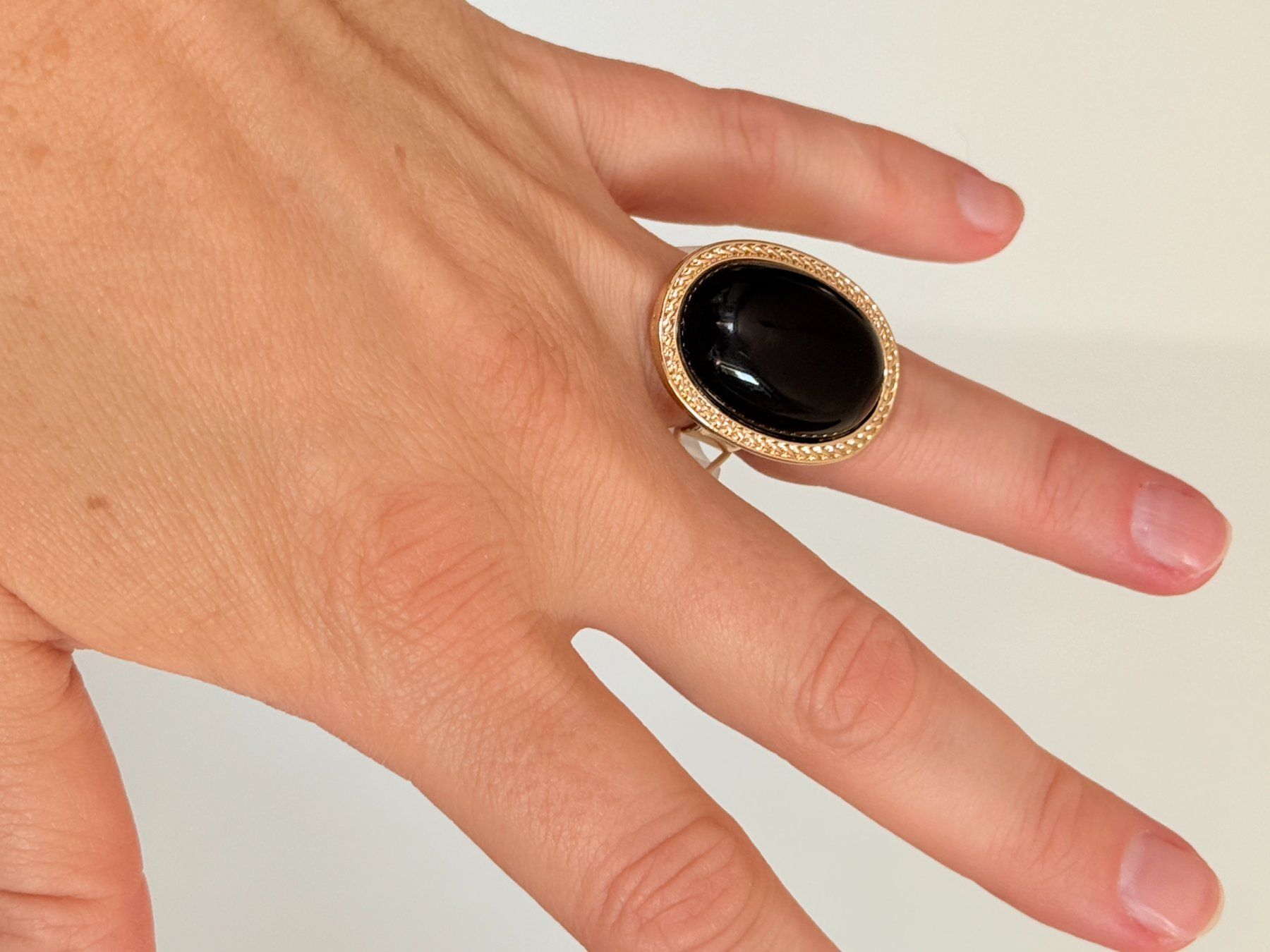 Ringe: Bague or pierre noire forme ovale resize – Neu und originalverpackt aus Genève von AGBERG 4