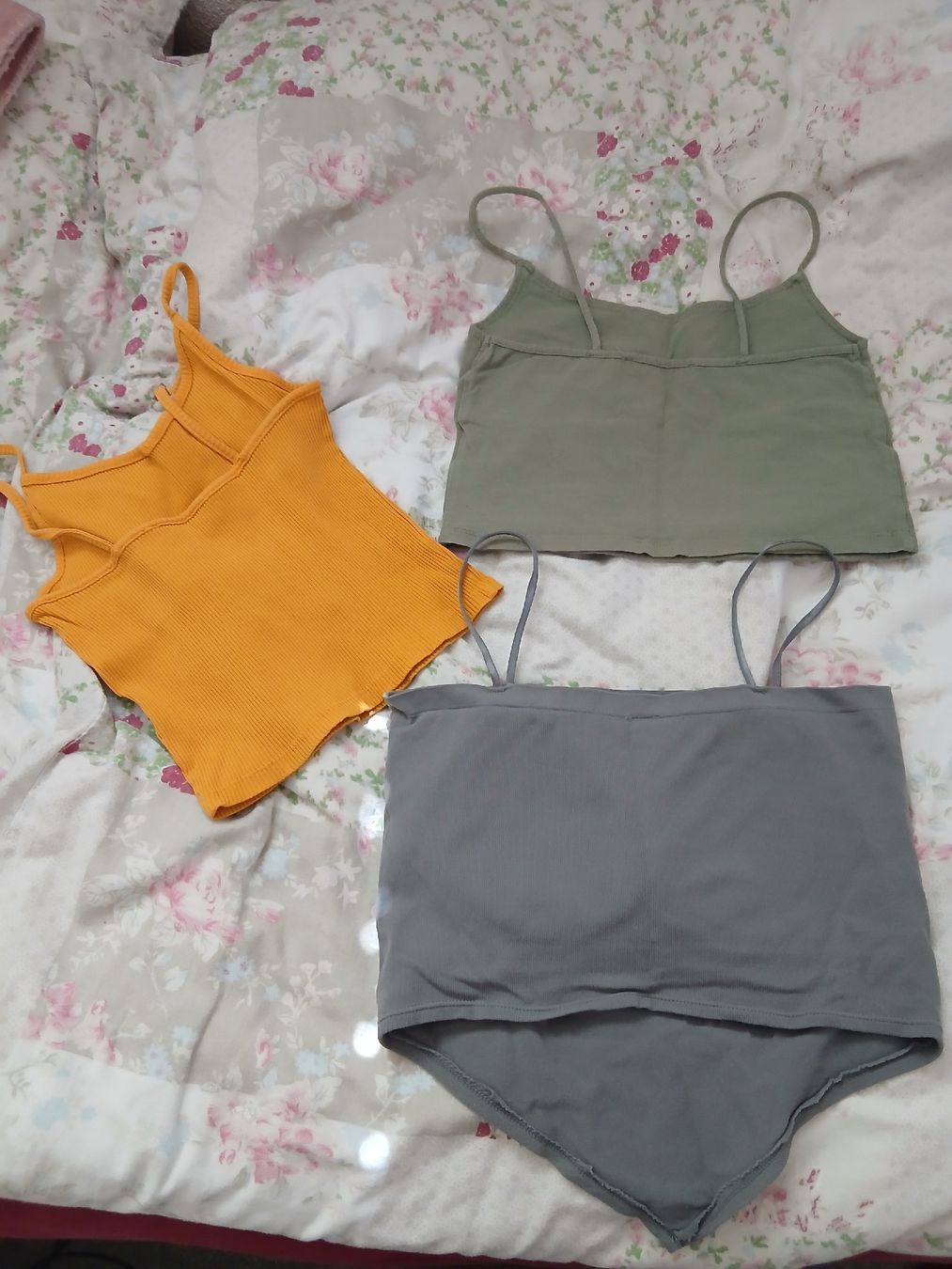 Kleiderpakete: Sommer Set: 3 Crop Tops, verschiedene Farben – Gebraucht aus Galgenen von Liv_Steinauer_1 1