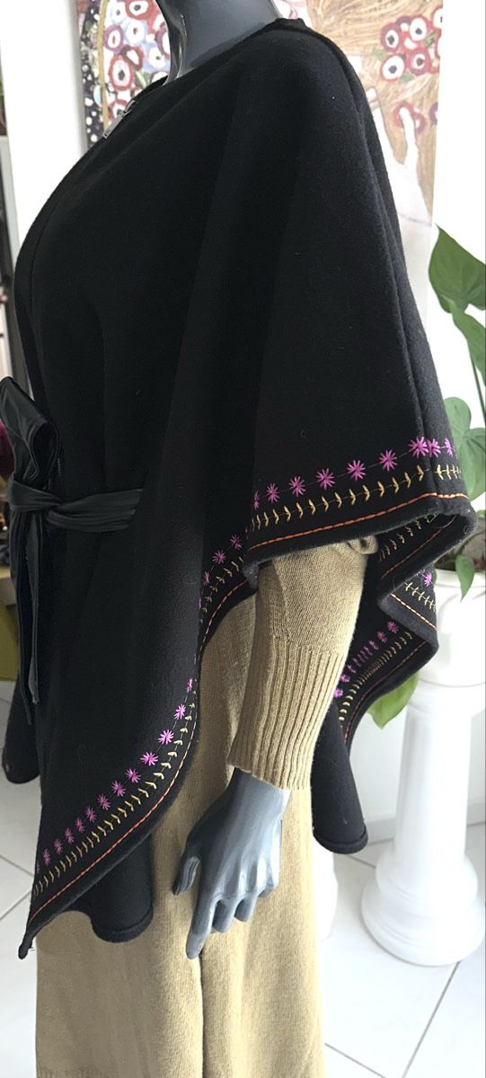 Desigual Sonstige Damenmode: DESIGUAL CAPE 1 SIZE neuwertig – Neu (gemäss Beschreibung) aus Unteraegeri von MH203 5