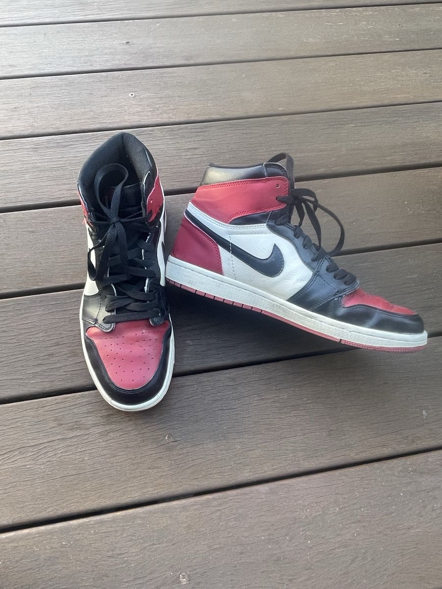 Jordan Herrenschuhe: Air Jordan 1 blanc et rouge 42.5 – Gebraucht aus Commugny von arm_7m7m