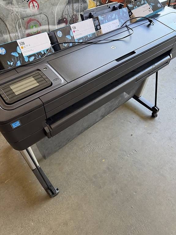 Stampanti: HP DesignJet T730 Plotter + 4 neue Patronen  – Usato da Starrkirch wil venduto da timson 2
