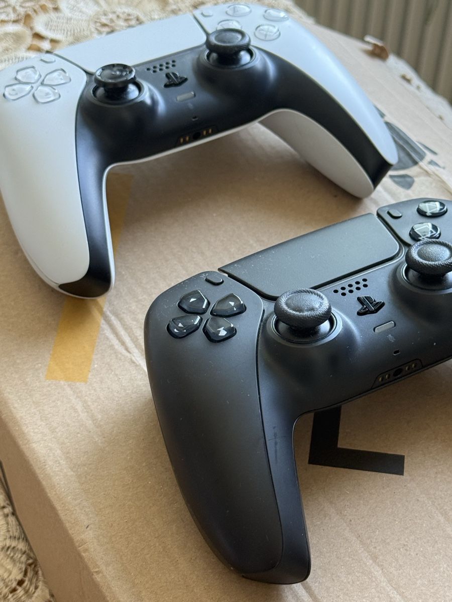 Sony Controller: 2x Sony PS5 DualSense Controller Schwarz & Weiss  – Difettoso da Goldach venduto da Elaissati