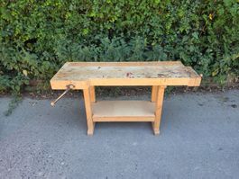 Werkbank Holz mit Spannzwingen und Fach