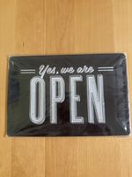 Schild „Yes, we are OPEN“