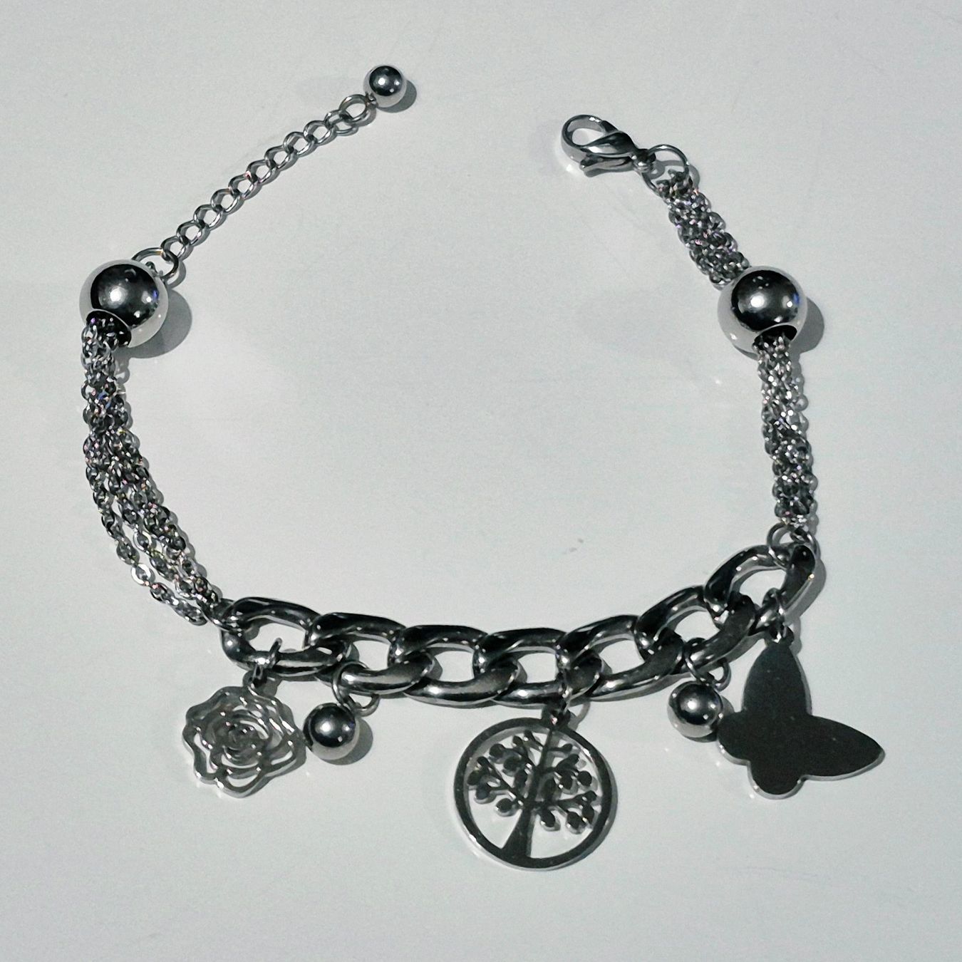 Bracciali & Braccialetti: Bracciale con ciondoli albero e farfalla – Usato da Giubiasco venduto da Stefaniav