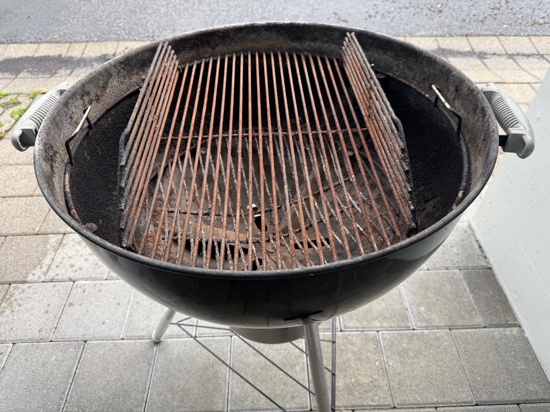 Weber Griglie: Barbecue au charbon Weber 57 cm – Usato da St-Gingolph venduto da GoldenKeys 1