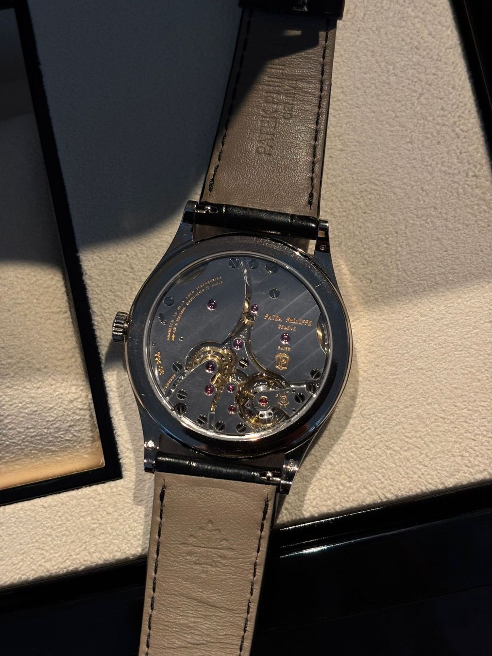 Patek Philippe Orologi: Patek Philippe Calatrava 6119G-001 Full Set – Nuovo e nell'imballaggio originale da Bissone venduto da luxuryitems 4