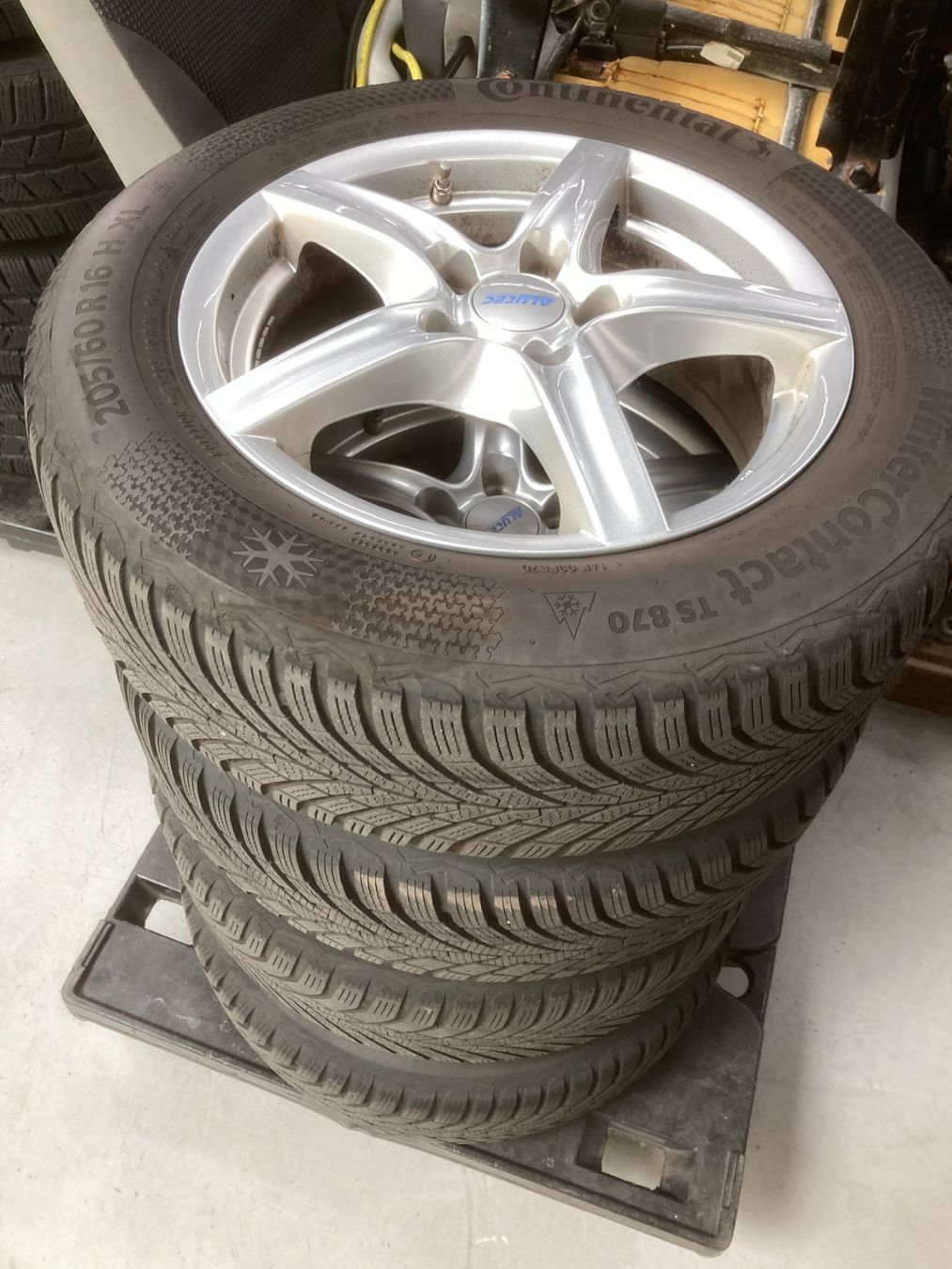 Ford Pneus & Roues: Ford Focus Winterräder 205/60R16 Continental – D'occasion à Cham par WB2223