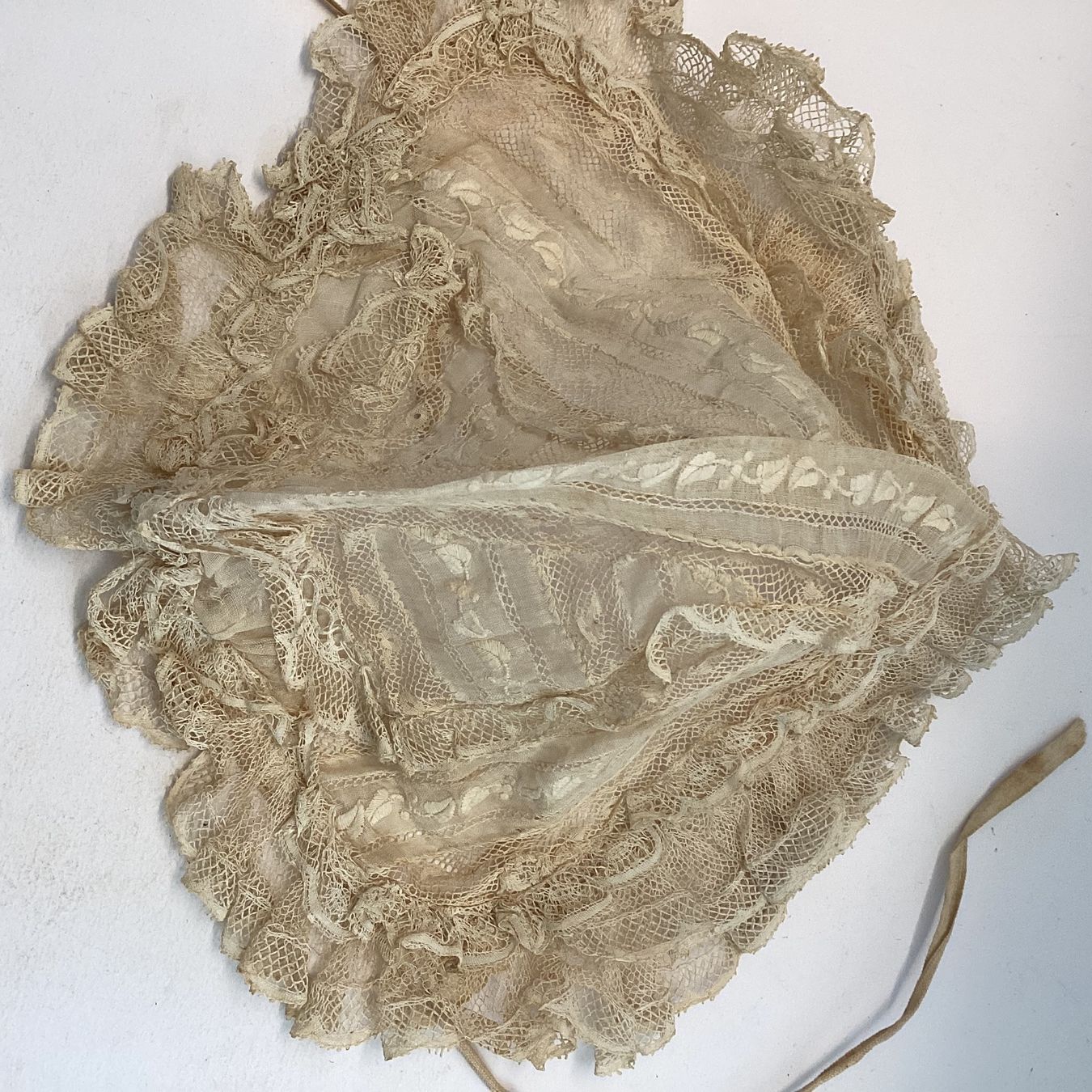 Bambole: Antike bestickte Haube für Babys oder Puppe – Usato da Eglisau venduto da mar_5rn2 6