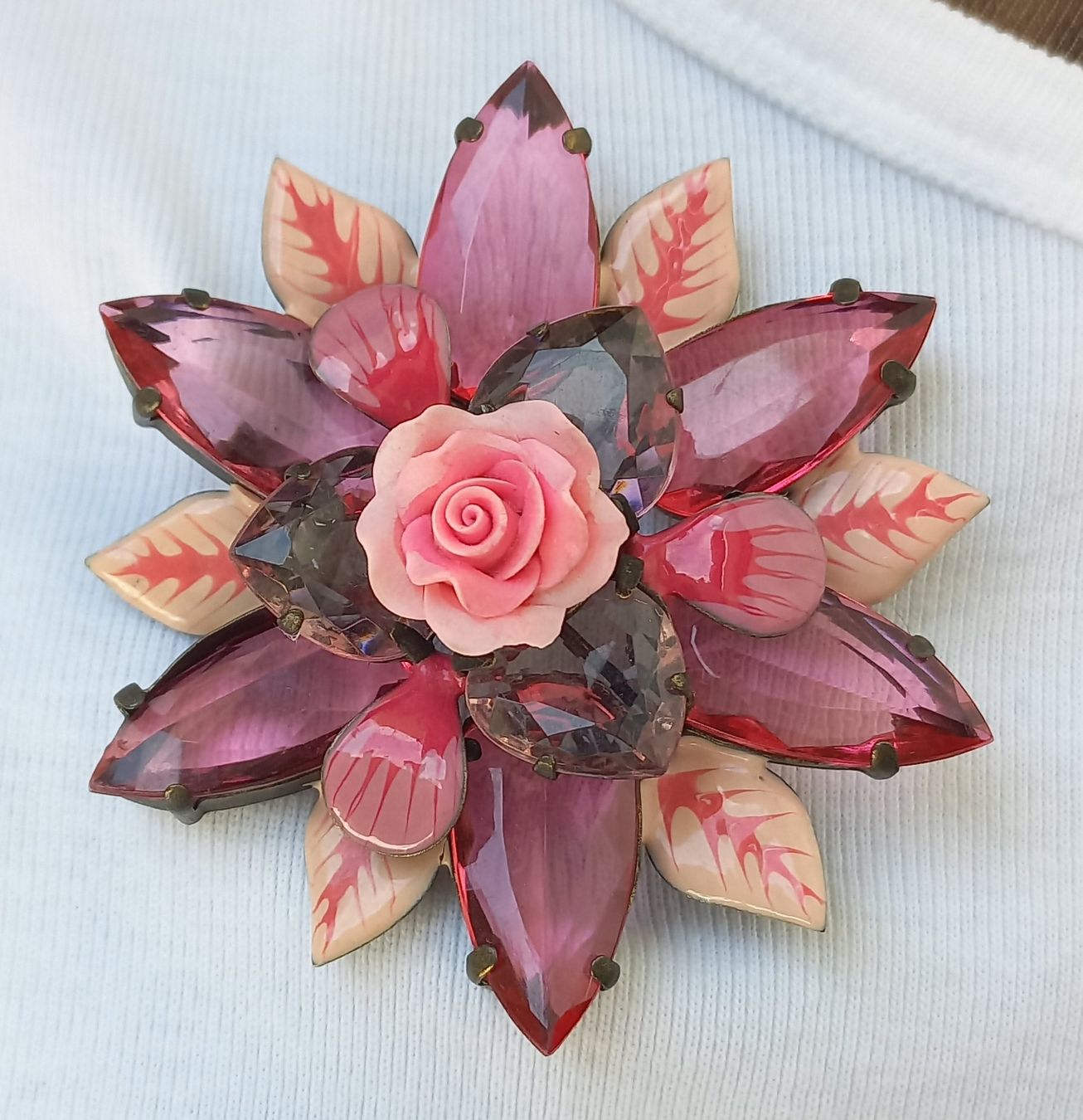 Spille & Fermagli: Grosse Brosche Blumenform rosa Glassteine Metall – Usato da Buchs AG venduto da Dzirul