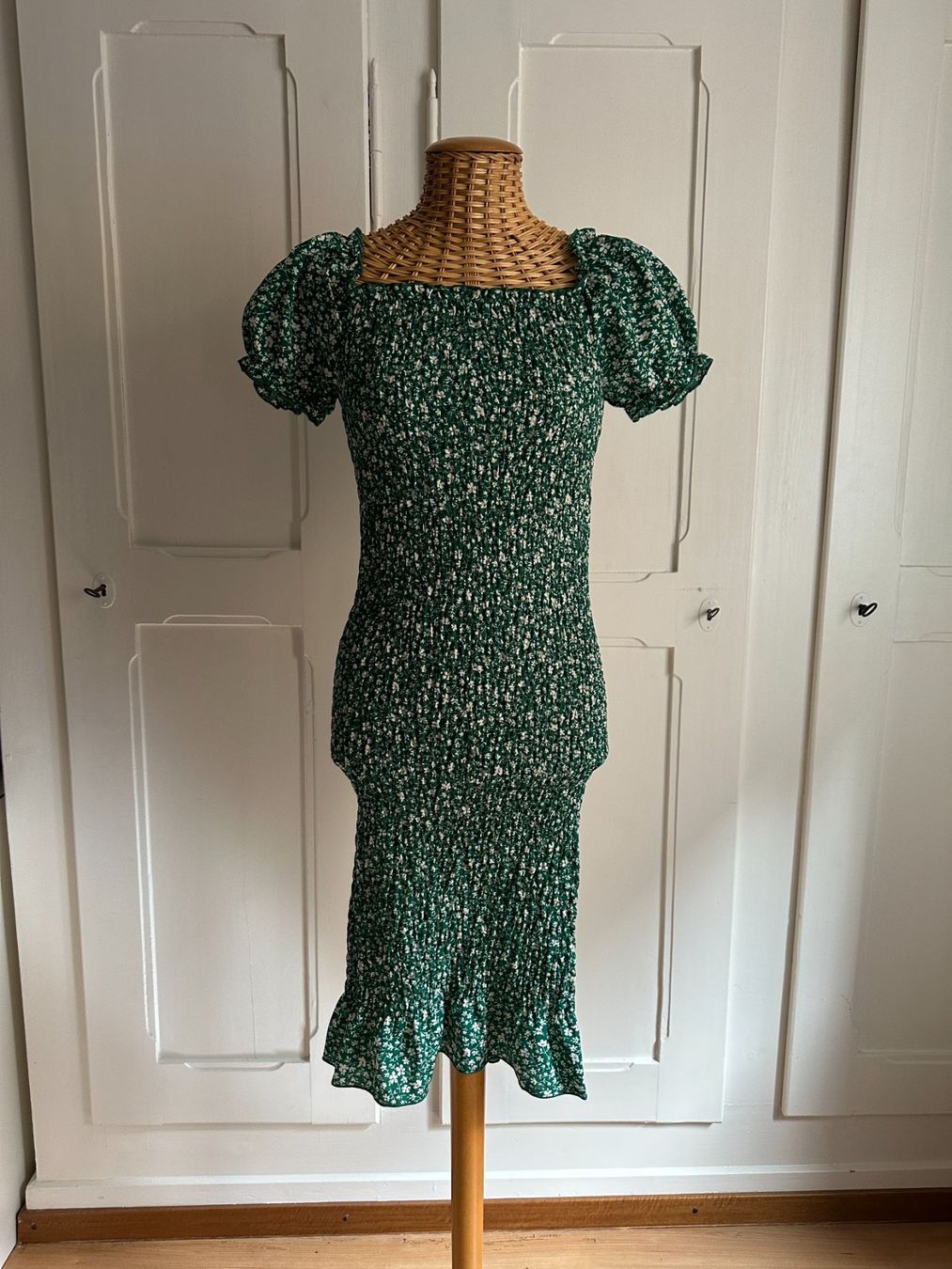 Shein Vestiti: SHEIN - Stretch Kleid grün-weiss 34 – Usato da Zürich venduto da Diazaio