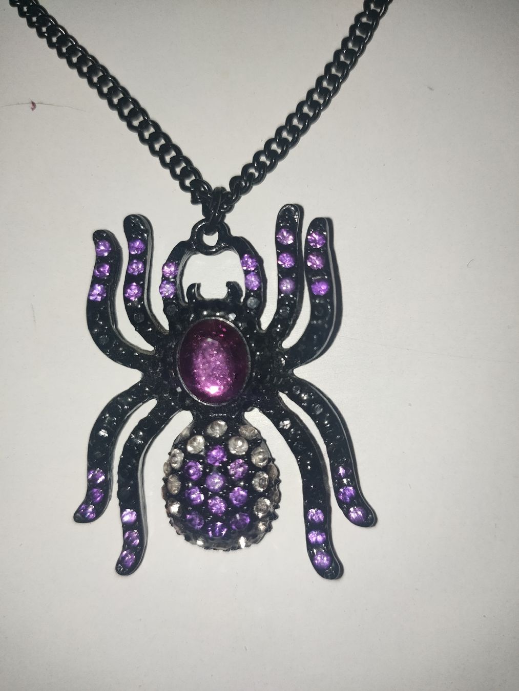 Catenine: Sautoir araignée noire et violette – Usato da Lausanne venduto da Cassandra11 1