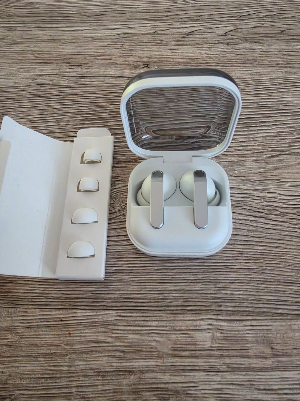 Samsung Cuffie: Samsung Galaxy Buds 4 Pro – Nuovo (secondo la descrizione) da Baden venduto da robert103 2