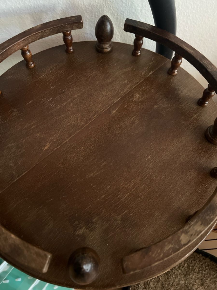 Koffer & Taschen: Beistelltisch Holz dunkel mit Rollen – Gebraucht aus Hinwil von Michelle.C 1