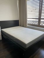 Schwarzes schönes Bett mit oder ohne Matratze kaufbar.