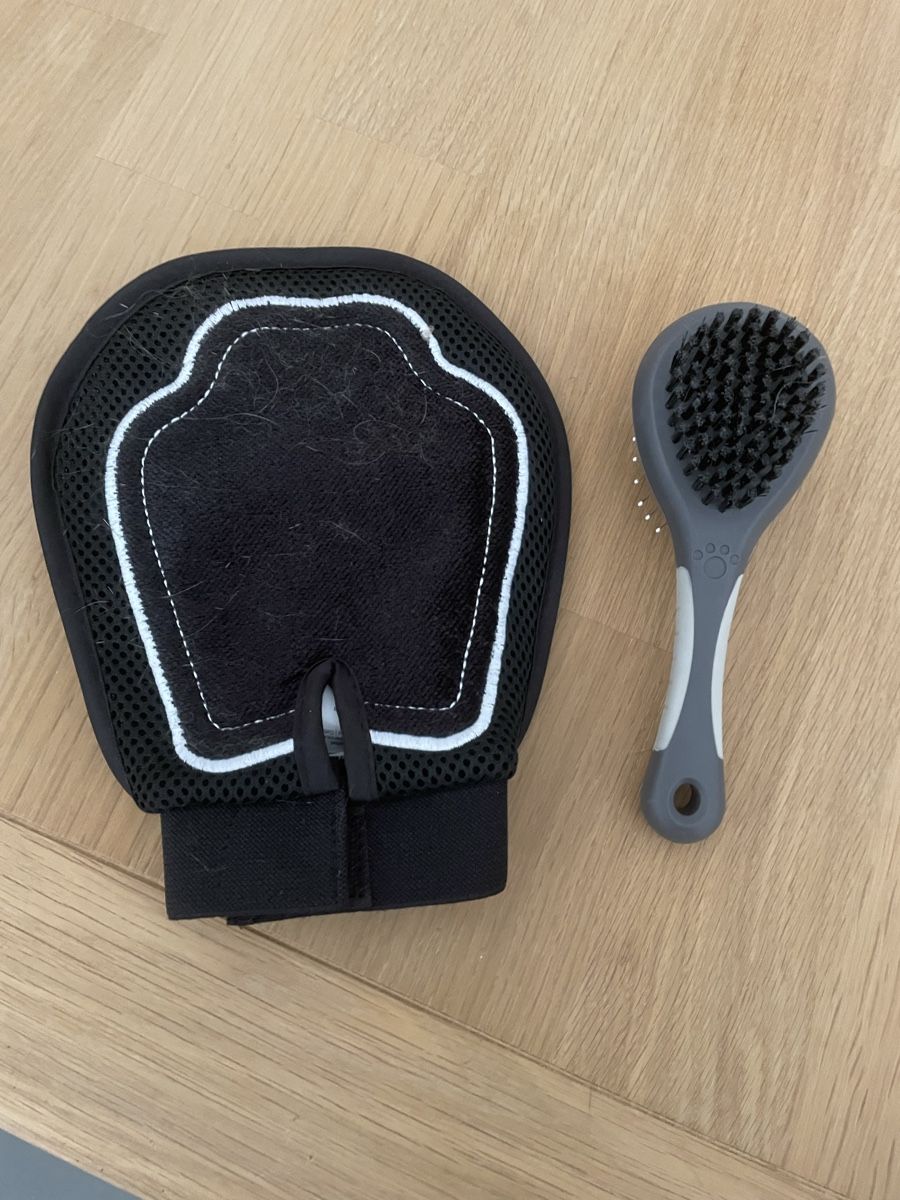 Altro per la cura dei capelli: Pflegehandschuh und Bürste   – Usato da Aarau Rohr venduto da keedom 1