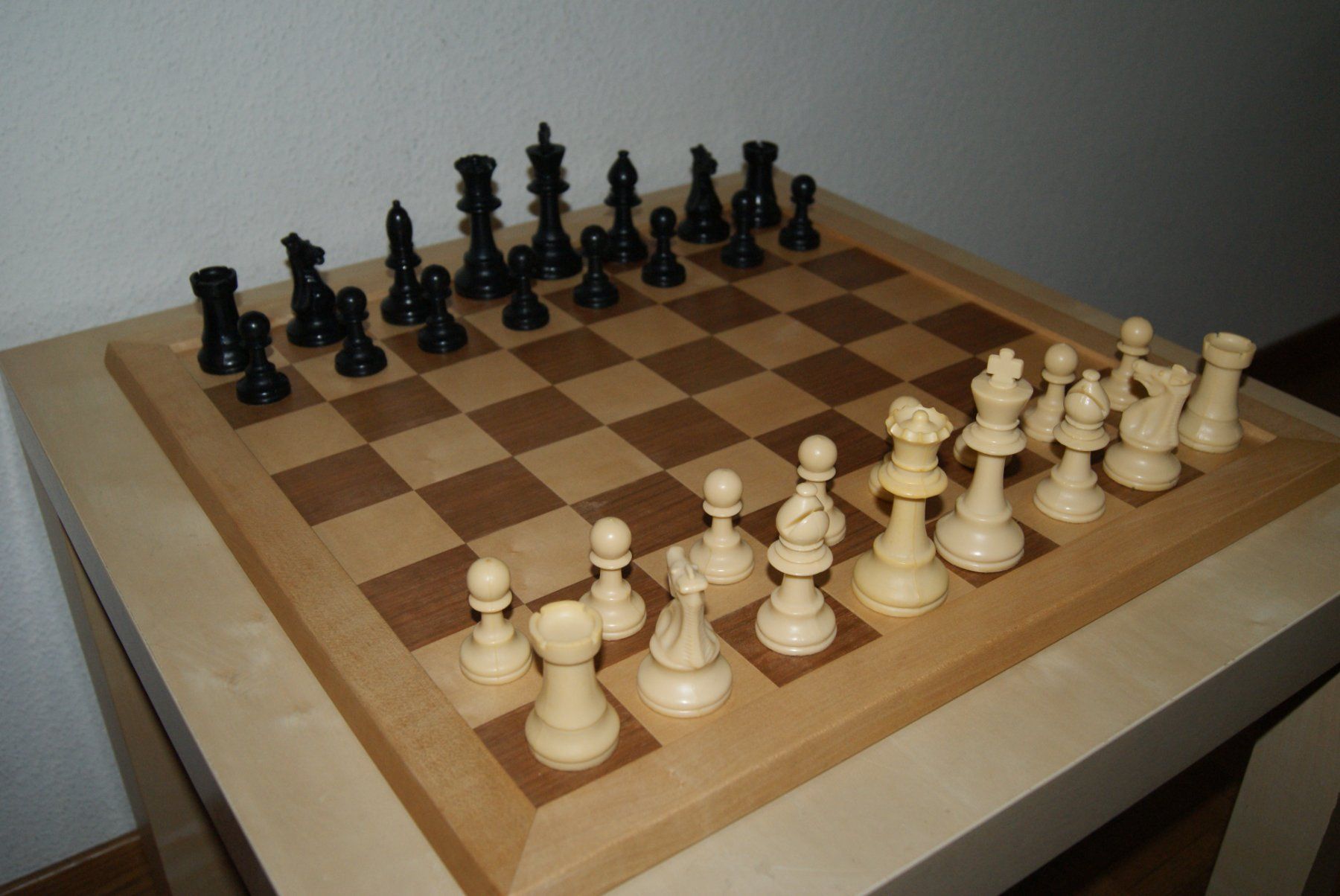 Spiele: Schachbrett aus Holz mit Bakelit Figuren – Gebraucht aus Zürich von Widi1 1