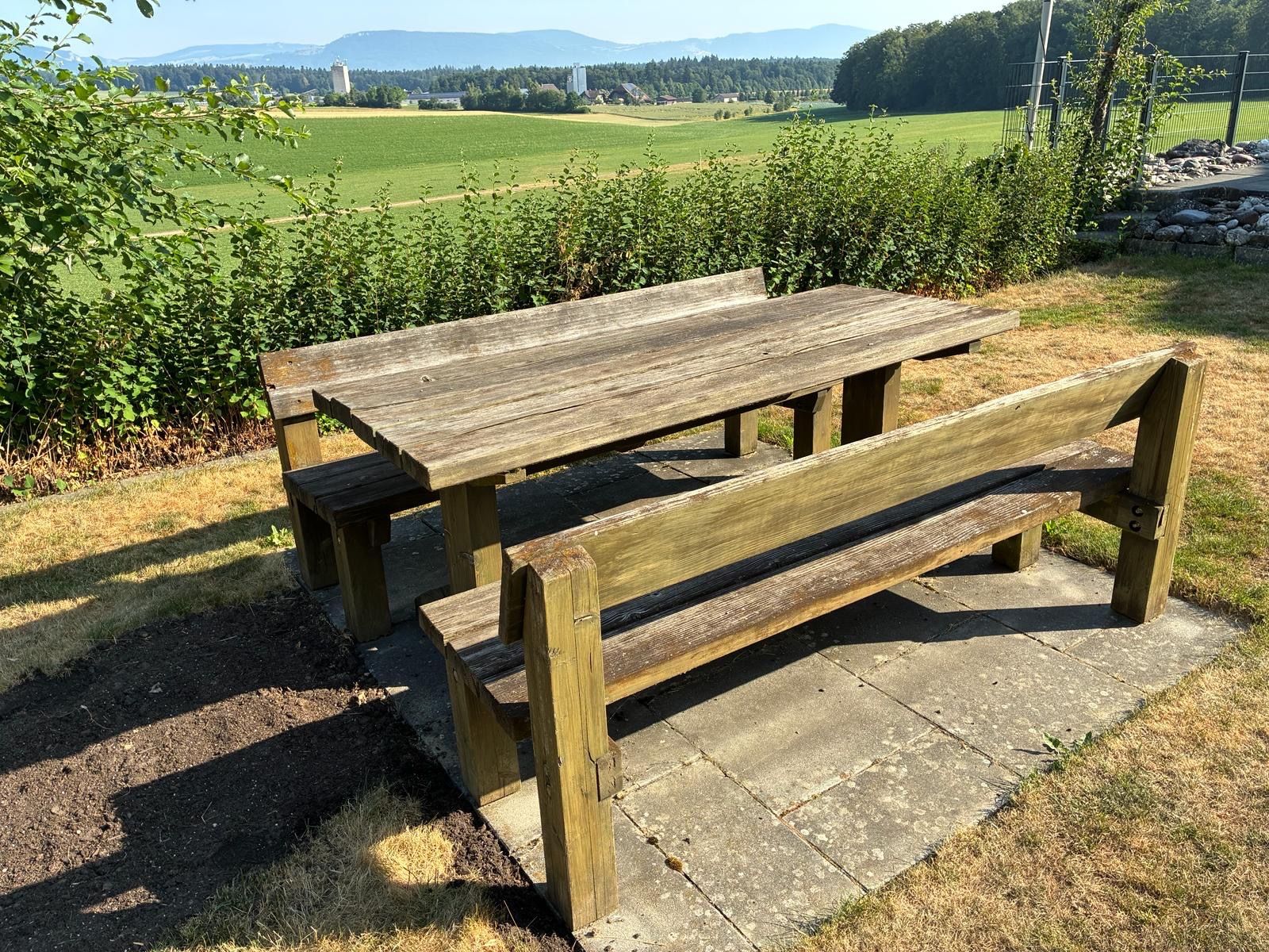Tavoli: HolzTisch und 2 Bänke – Usato da Rüegsauschachen venduto da AdrianBreitenrain