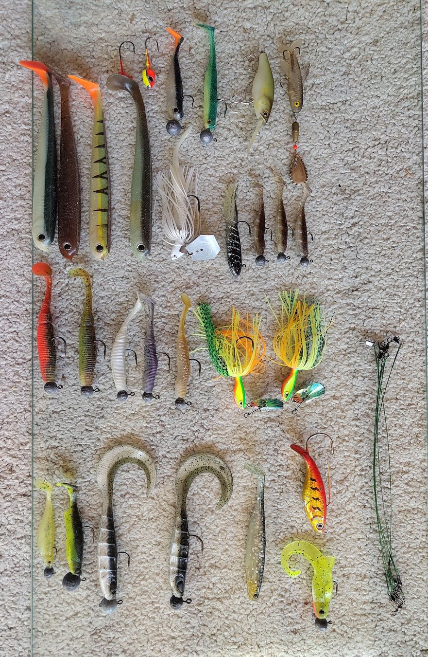 Köder: Gummiköder, Chatterbaits, Wobbler und Box – Gebraucht aus Heiligenschwendi von Misha32