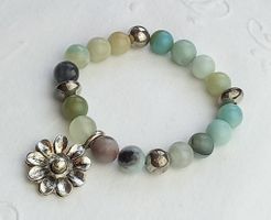 Armband mit Blumen-Anhänger, und echten Steinen.