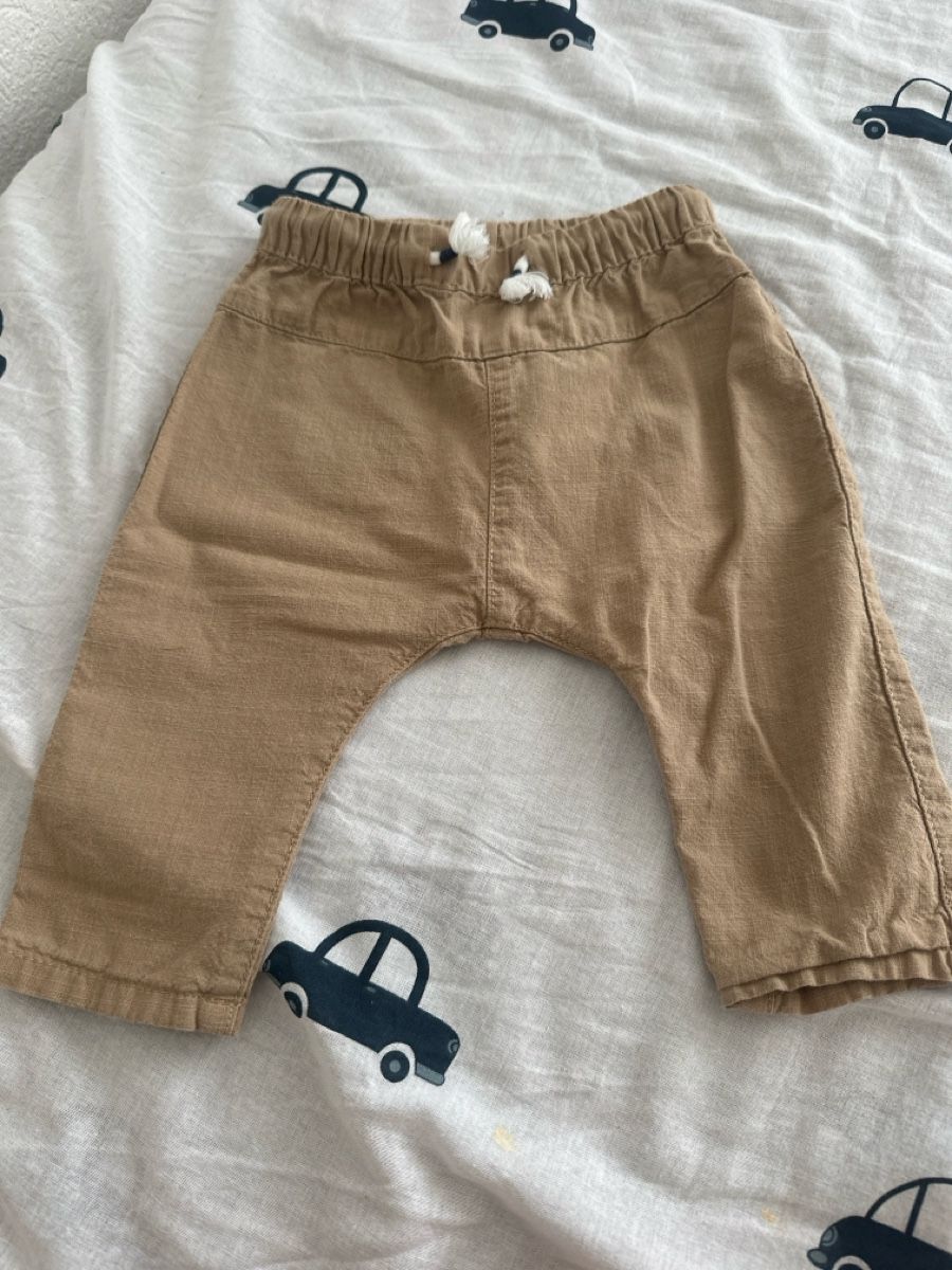 H&M Pantaloni: H&M Kinderhose basic sandfarben-Größe 6-9 Monate – Usato da St. Gallen venduto da adr_l9jg