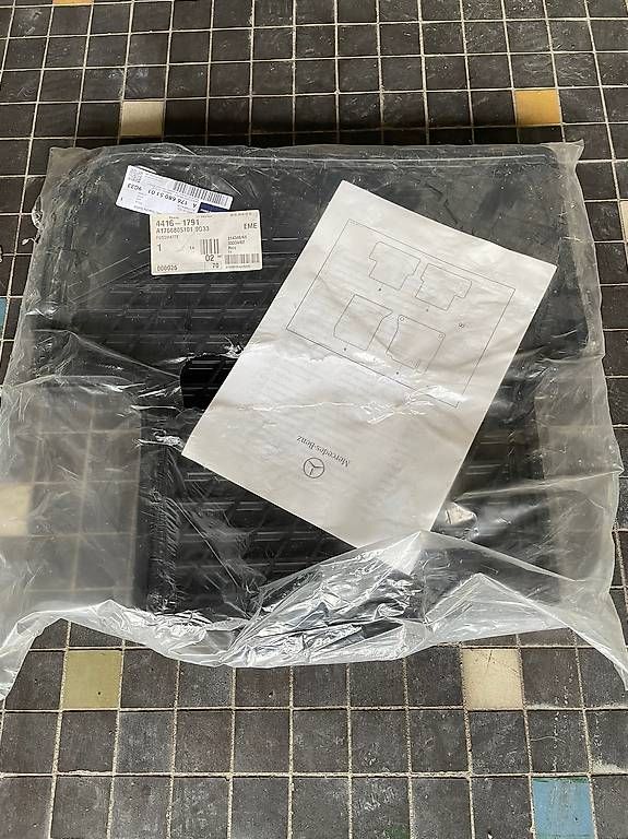 Tappeti & Tappetini: 3 set di Tappeti per auto Mercedes e universale – Usato da Agno venduto da dar_fk7s 1