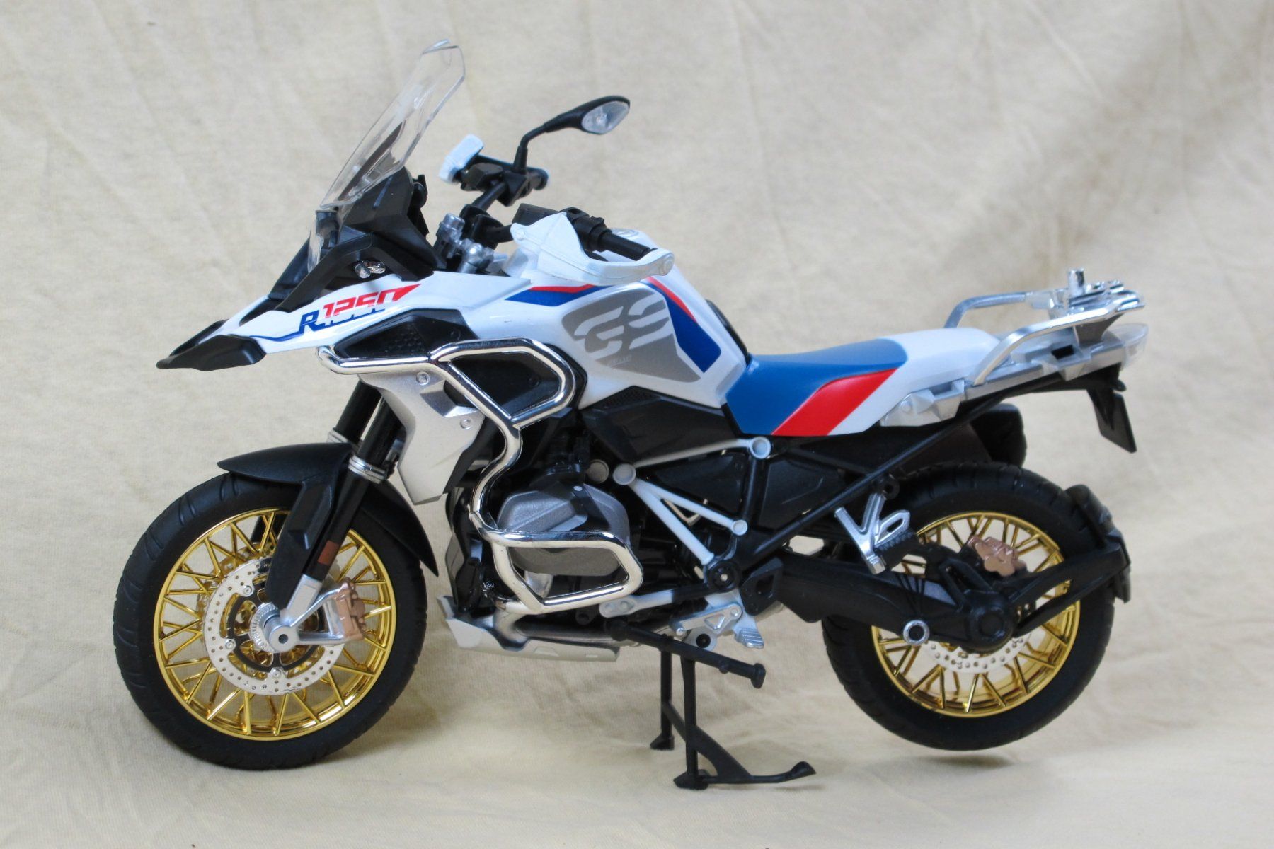 BMW Modellini d'auto: BMW R1250GS mit Köffer 1:9 Modell – Usato da Escholzmatt venduto da Rebikeling6182Ematt 1