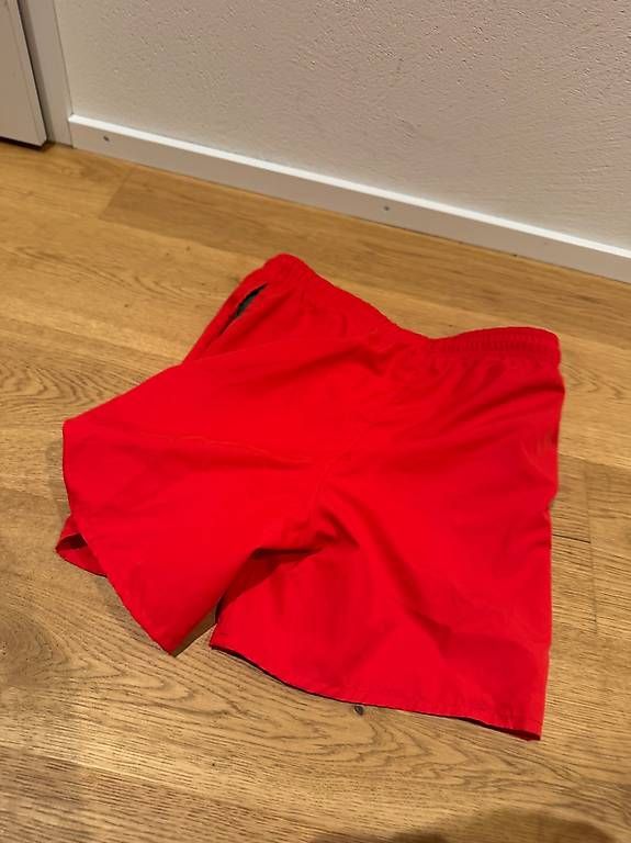 Lacoste Hosen: Lacoste Red Shorts - Size S – Gebraucht aus Schübelbach von Rahnmont 4