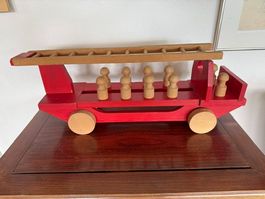 Holz Feuerwehrauto mit Figuren und Leiter rot NP 110.--