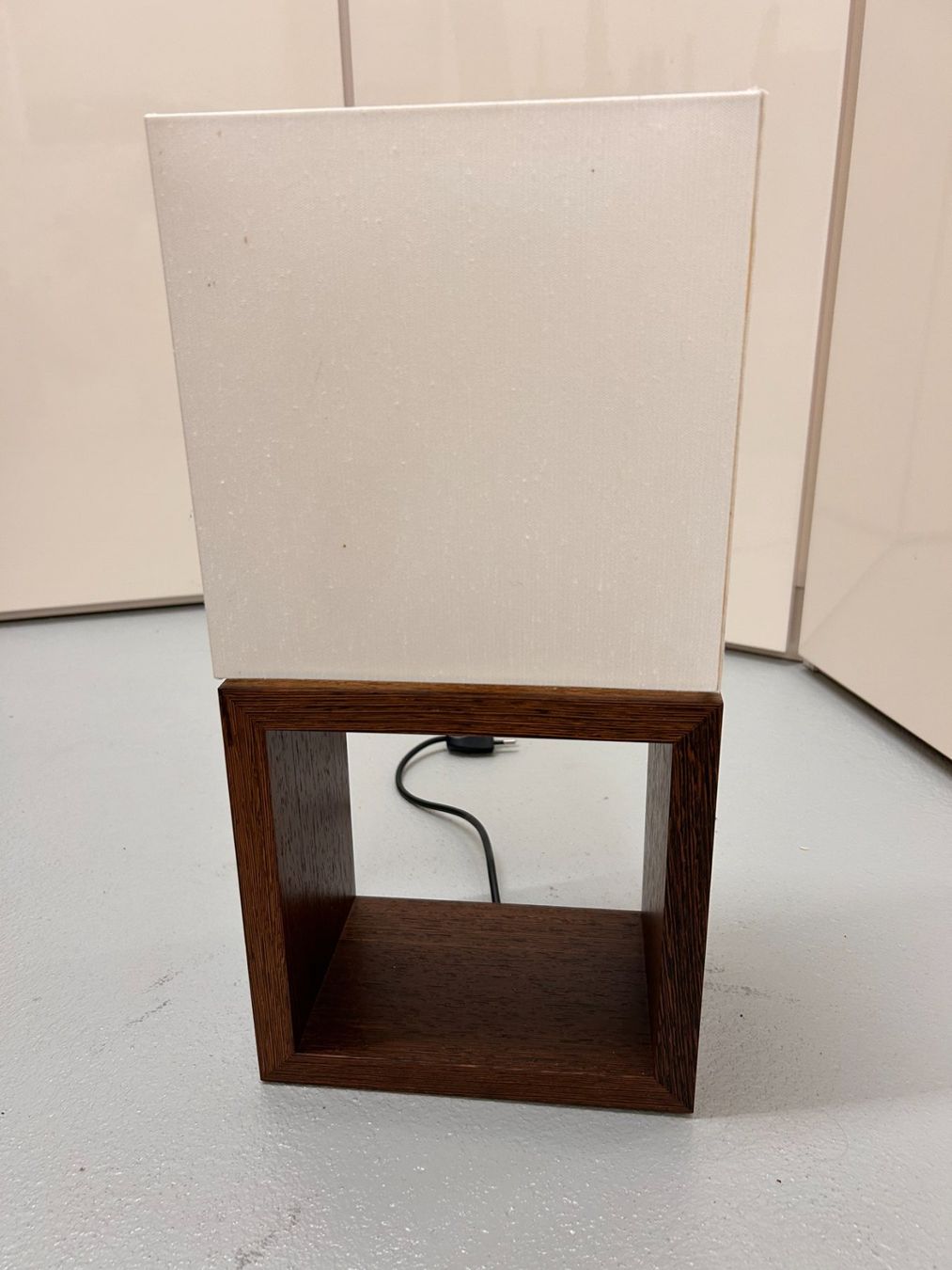 Lampade: Filumen Designlampe mit Nussbaum-Sockel – Usato da Nürensdorf venduto da pri_w66v