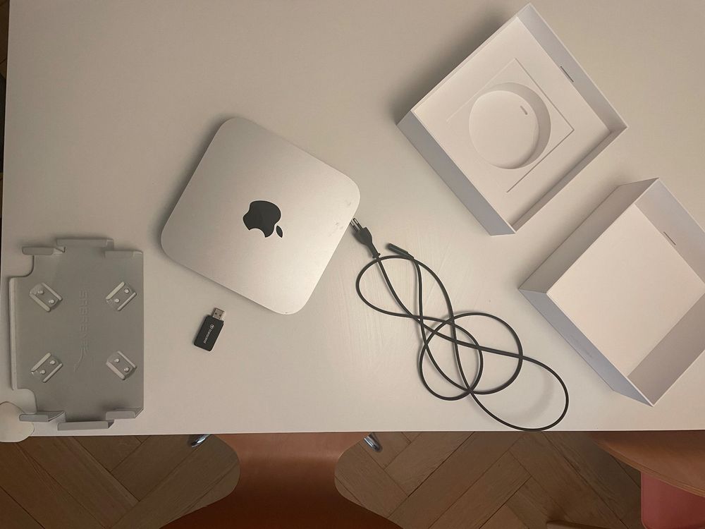 Mac mini m1 16gb ram 512gb HDD with vesa mount + card reader (Gebraucht ...