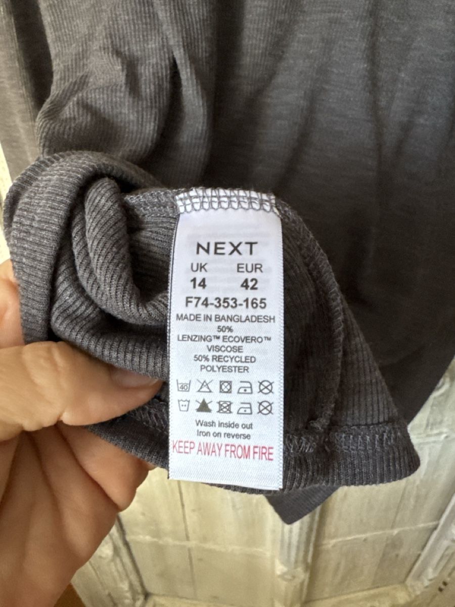Next T-shirts: Next Langarmshirt grau Grösse 42  – D'occasion à Buchs ZH par Speedy01037 2