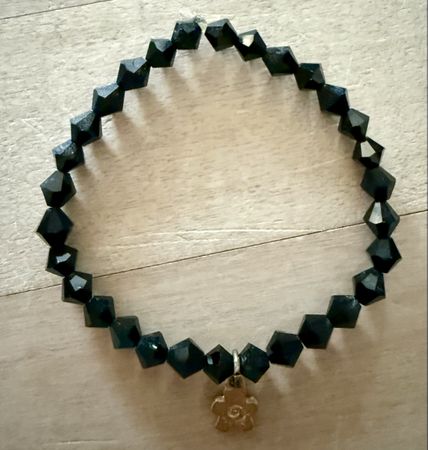 Armband schwarze Steine Blumenanhänger goldfarben