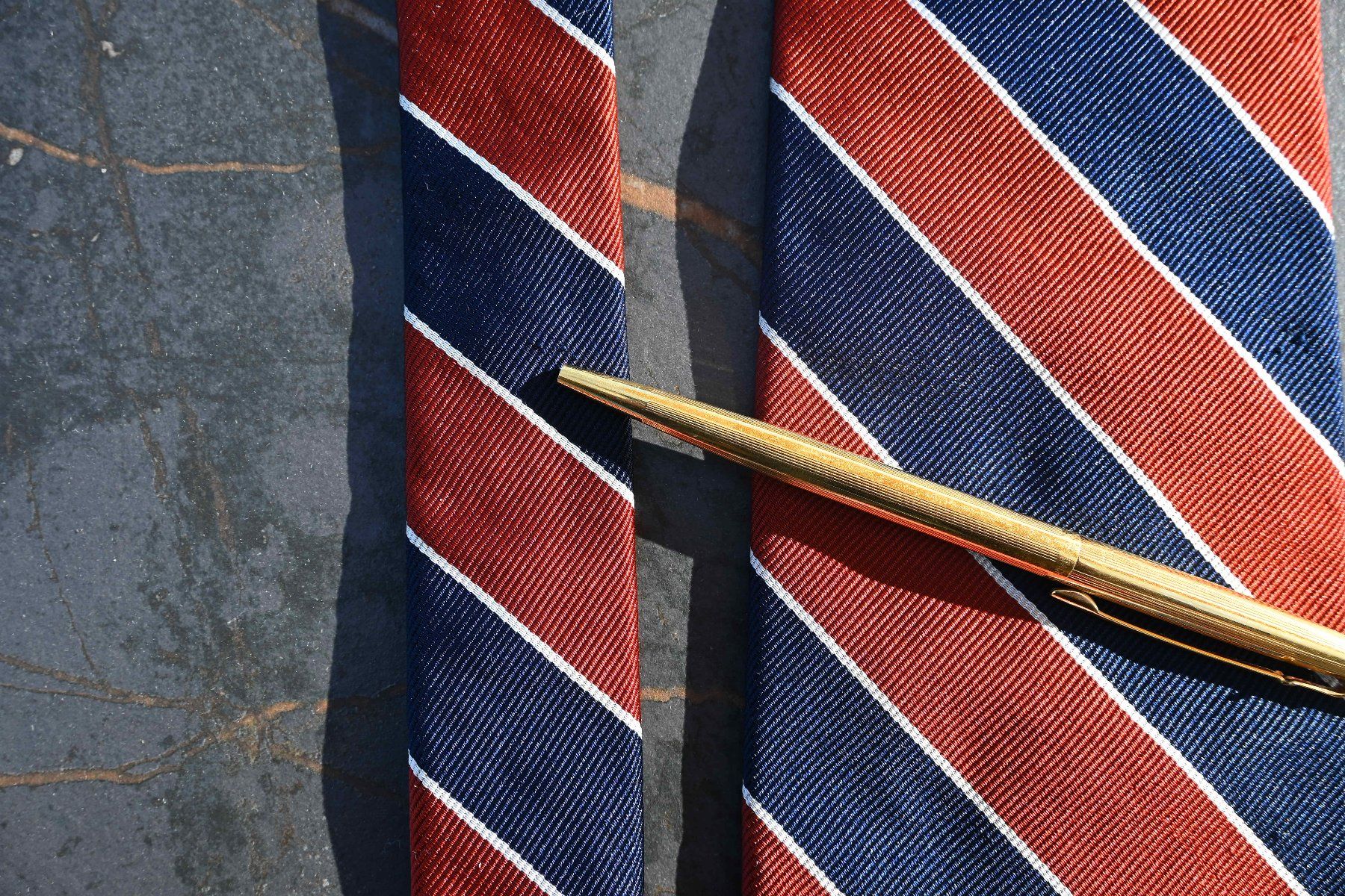 Cravatte: Robert Talbott regimentale Marineblaue rote Seidenkravatte – Usato da Brugg AG venduto da rlc_f55r 2