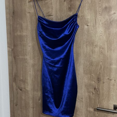 Blaues Satinkleid