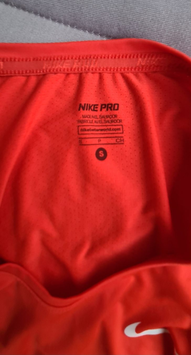 Nike T-shirt: T-shirt Nike taille S – Usato da Genève venduto da Saleena 3