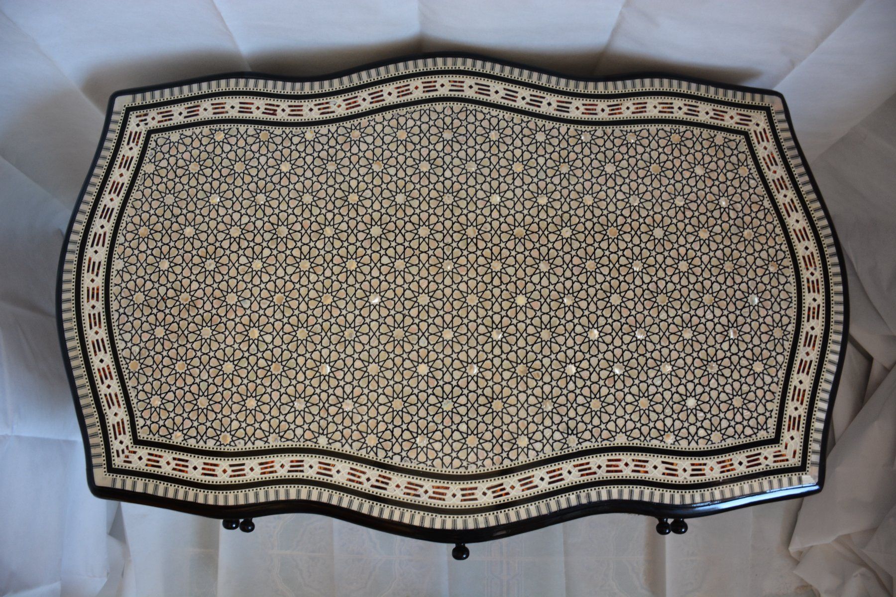 Scrivanie: Bureau nacrée  de style Louis XV. – Usato da geneve venduto da louisart 2