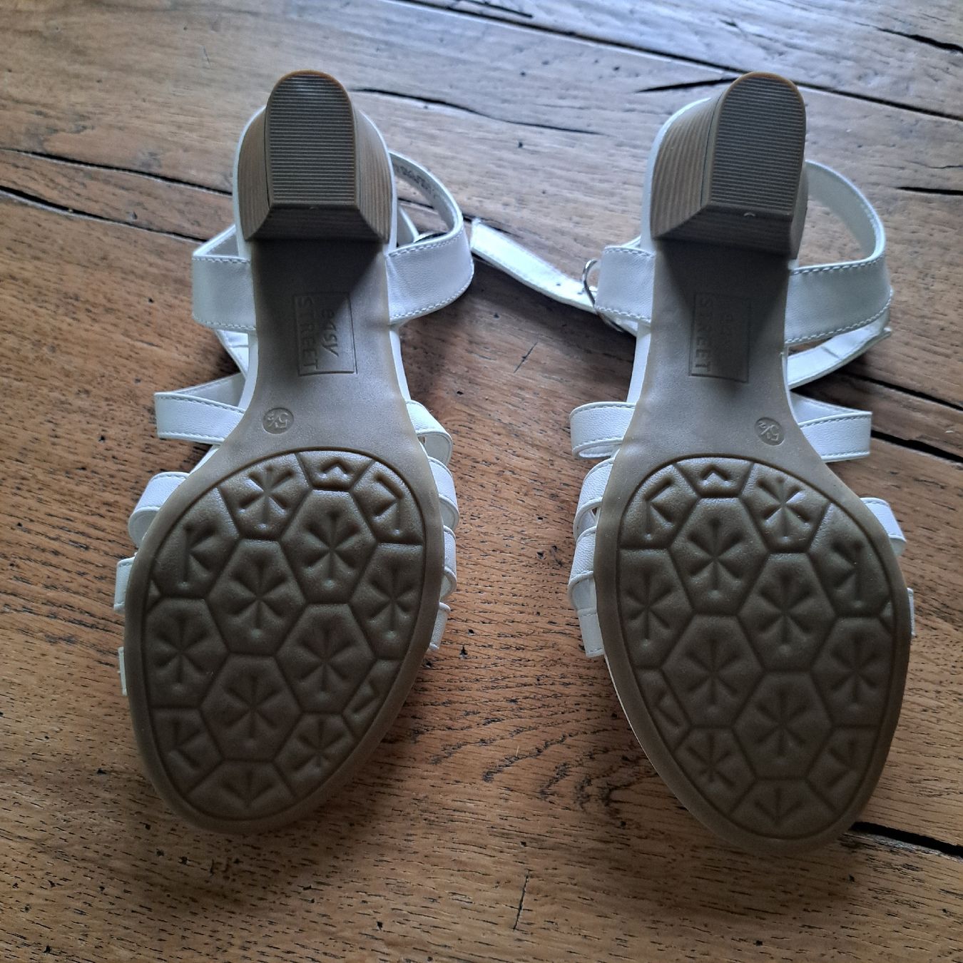 Scarpe da donna: Schicke weisse Sandalen Grösse 36 – Usato da Kriegstetten venduto da Jakasi 1