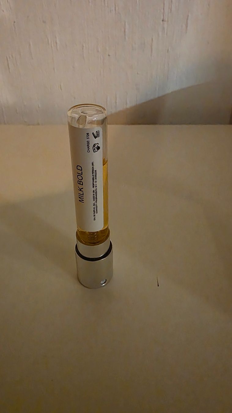 Parfum & Eau de Toilette: Milk Bold - Commodity 6/8ml  – Gebraucht aus Lausanne von Andonia 1