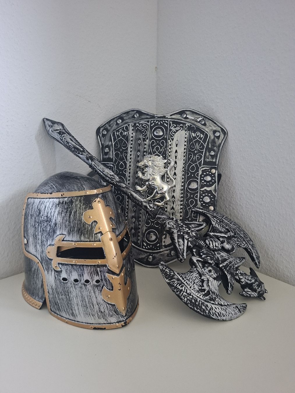 Costumi: Ritter Verkleidungsset Kinder - Helm, Schild & Doppelaxt – Usato da Pieterlen venduto da jak_c2lj