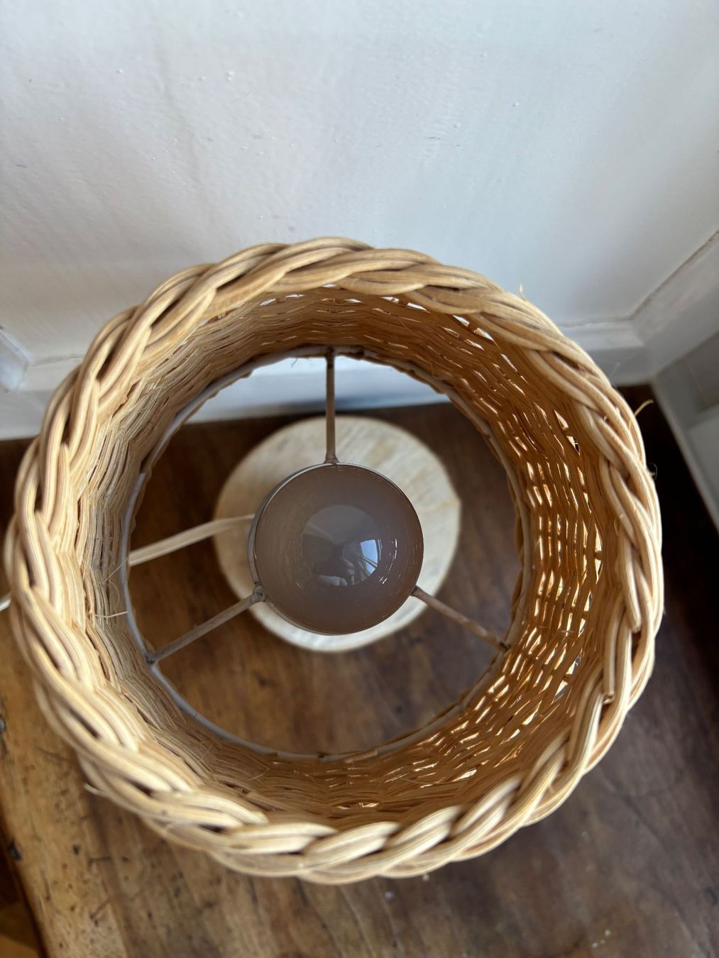 Lampade: Wunderschöne Vintage Tischlampe aus Peddigrohr – Usato da Horgen venduto da uge_pd5p 5