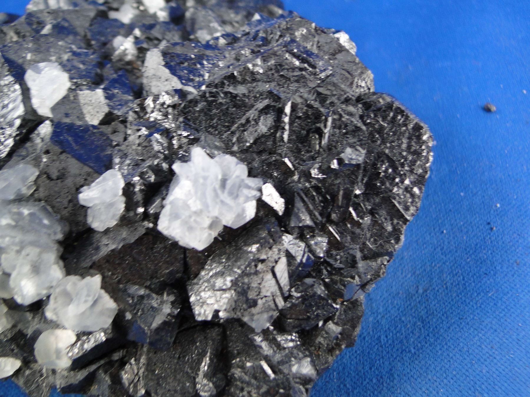 Minerali & Pietre curative: Sphalerit mit Calcit (UV-Pink) – Usato da Schinznach Bad venduto da Demerald 5