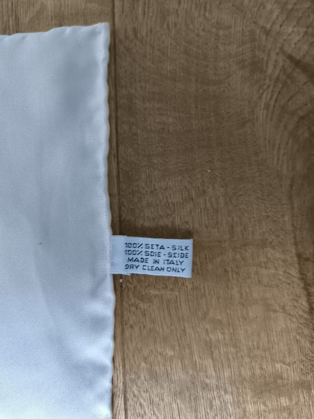 Chanel Foulard & Sciarpe: Carré Chanel en soie – Nuovo (secondo la descrizione) da Niederuzwil venduto da eli_7zvt 2