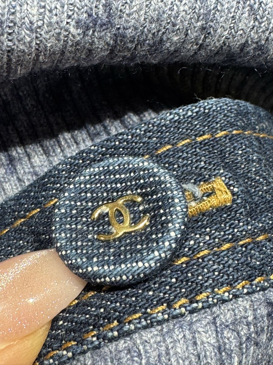 Chanel Top: Top Chanel vintage Y2k Denim – Usato da Haute-Nendaz venduto da BeWonderific