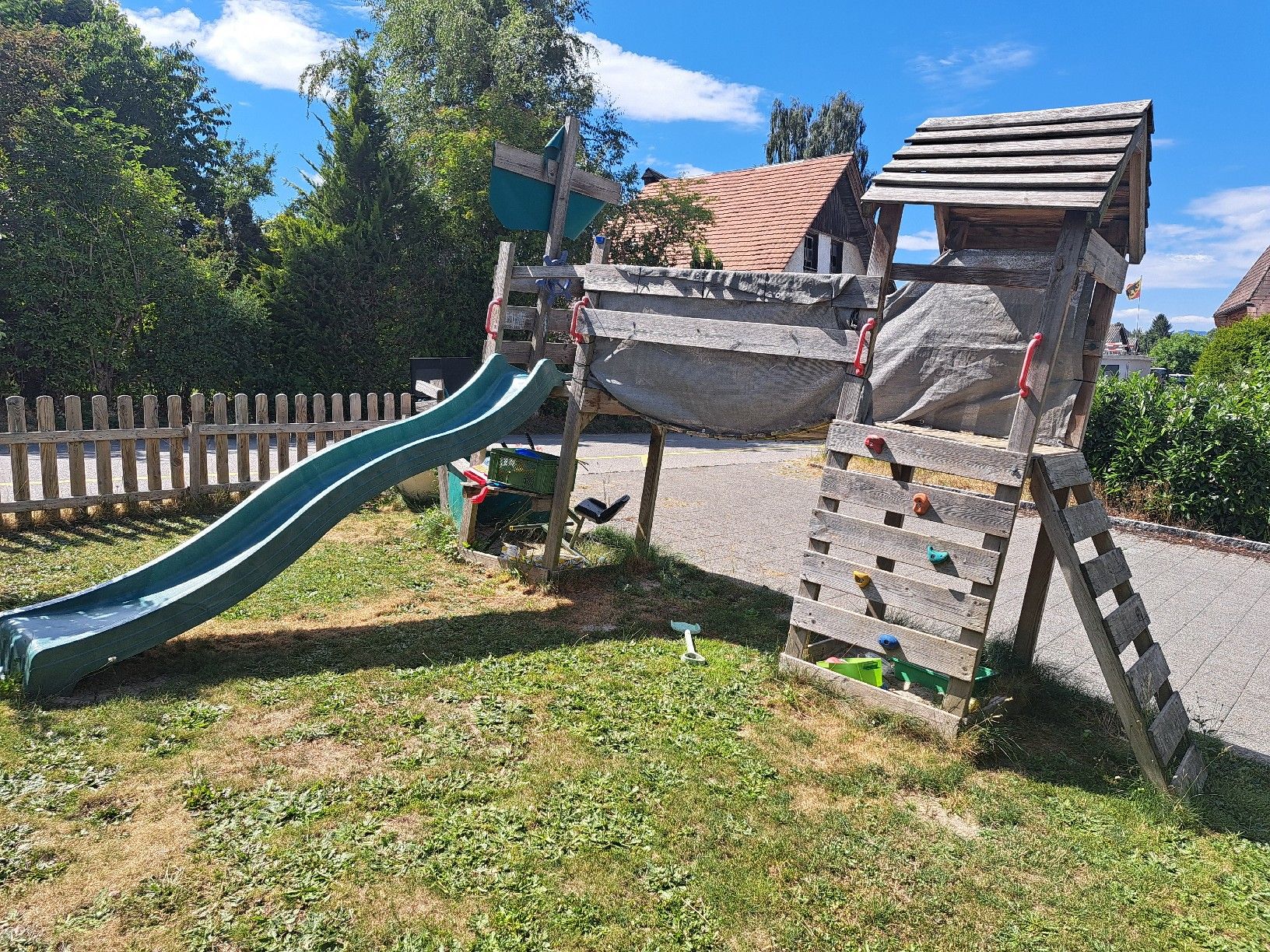 Casette per bambini: Spielturm Holz mit Rutsche und Kletterwand – Usato da Grasswil venduto da Natali.H 1
